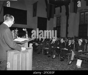 Le ministre M. J. M. L. T. Cals ouvre le Centre international de presse de Nieuwspoort . Dans le Ridderzaal de Quay Kortenhorst, Mme Cals et ministre Cals, 5 mars 1962, ouvertures, pays-Bas, agence de presse du xxe siècle photo, nouvelles à retenir, documentaire, photographie historique 1945-1990, histoires visuelles, L'histoire humaine du XXe siècle, immortaliser des moments dans le temps Banque D'Images