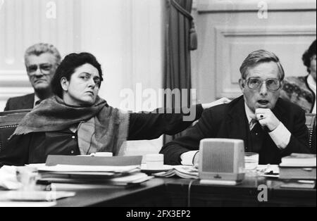 Ministre Schoo (coopération au développement) (l) et Korthals Altes (Justice), 25 novembre 1982, politique du Cabinet, ministres, Débats parlementaires, pays-Bas, Agence de presse du XXe siècle photo, nouvelles à retenir, documentaire, photographie historique 1945-1990, histoires visuelles, L'histoire humaine du XXe siècle, immortaliser des moments dans le temps Banque D'Images