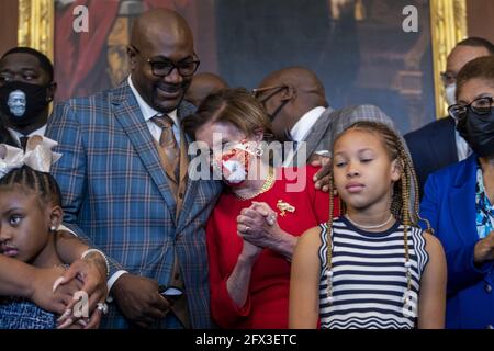 Washington, États-Unis. 25 mai 2021. La Présidente de la Chambre Nancy Pelosi participe à une réunion avec Philonise Floyd, frère de George Floyd, et d'autres membres de la famille de feu George Floyd au Capitole des États-Unis à Washington, DC, pour marquer l'année qui s'est écoulée depuis son meurtre le mardi 25 mai 2021. Photo de piscine par Shawn Thew /UPI crédit: UPI/Alay Live News Banque D'Images