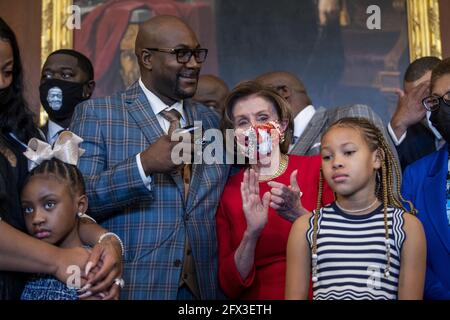 Washington, États-Unis. 25 mai 2021. La Présidente de la Chambre Nancy Pelosi participe à une réunion avec Philonise Floyd, frère de George Floyd, et d'autres membres de la famille de feu George Floyd au Capitole des États-Unis à Washington, DC, pour marquer l'année qui s'est écoulée depuis son meurtre le mardi 25 mai 2021. Photo de piscine par Shawn Thew /UPI crédit: UPI/Alay Live News Banque D'Images