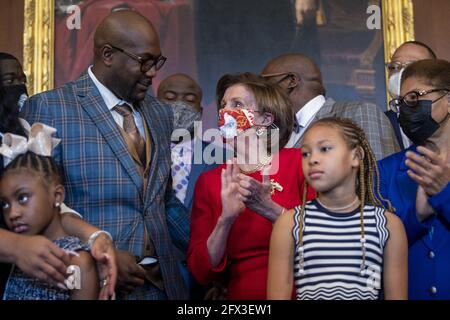 Washington, États-Unis. 25 mai 2021. La Présidente de la Chambre Nancy Pelosi participe à une réunion avec Philonise Floyd, frère de George Floyd, et d'autres membres de la famille de feu George Floyd au Capitole des États-Unis à Washington, DC, pour marquer l'année qui s'est écoulée depuis son meurtre le mardi 25 mai 2021. Photo de piscine par Shawn Thew /UPI crédit: UPI/Alay Live News Banque D'Images