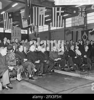Le ministre Suurhof a ouvert en sonnant le nouveau système Roll On Roll ou Spring entre Europoort et Hull, le 18 décembre 1965, ministres, ouvertures, Pays-Bas, Agence de presse du XXe siècle photo, nouvelles à retenir, documentaire, photographie historique 1945-1990, histoires visuelles, L'histoire humaine du XXe siècle, immortaliser des moments dans le temps Banque D'Images