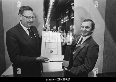 Le ministre Van Aardenne (Affaires économiques) remet le trophée à M. G. Maat, 24 octobre 1983, conservation de l'énergie, ministres, Prix, cérémonies de remise de prix, pays-Bas, photo de l'agence de presse du XXe siècle, nouvelles à retenir, documentaire, photographie historique 1945-1990, histoires visuelles, L'histoire humaine du XXe siècle, immortaliser des moments dans le temps Banque D'Images