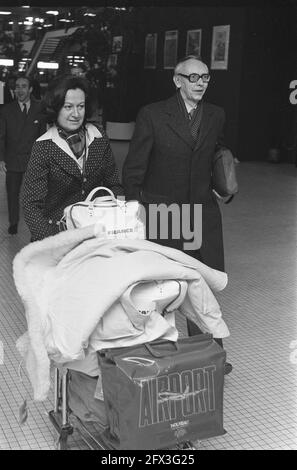 Ministre Van der Stoel de retour de Chine et du Japon; Van der Stoel avec un chariot chargé de bagages après l'arrivée, 13 janvier 1975, ministres, pays-Bas, agence de presse du XXe siècle photo, nouvelles à retenir, documentaire, photographie historique 1945-1990, histoires visuelles, L'histoire humaine du XXe siècle, immortaliser des moments dans le temps Banque D'Images