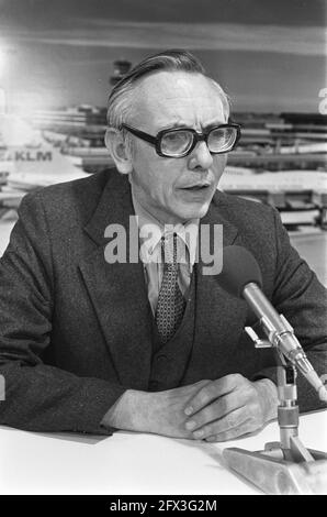 Le ministre Van der Stoel de retour de la Chine et du Japon; Van der Stoel à la conférence de presse, le 13 janvier 1975, ministres, conférences de presse, Pays-Bas, Agence de presse du XXe siècle photo, nouvelles à retenir, documentaire, photographie historique 1945-1990, histoires visuelles, L'histoire humaine du XXe siècle, immortaliser des moments dans le temps Banque D'Images