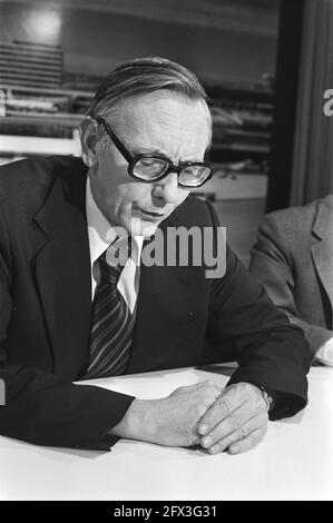 Le ministre Van der Stoel de retour de Turquie à Schiphol; Van der Stoel pendant la conférence de presse, le 17 mars 1976, les ministres, conférences de presse, Pays-Bas, Agence de presse du XXe siècle photo, nouvelles à retenir, documentaire, photographie historique 1945-1990, histoires visuelles, L'histoire humaine du XXe siècle, immortaliser des moments dans le temps Banque D'Images