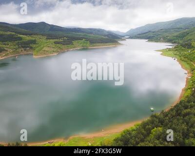 Brume matinale sur un lac. Destination de voyage nature, Lac de Zavojsko, Stara Planina (montagne des Balkans), Serbie. Vue aérienne, drone Banque D'Images