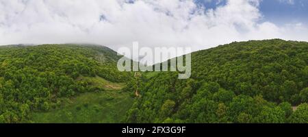 Brouillard sur les montagnes et la forêt au printemps. Nature extérieur destination de voyage. Vue aérienne, drone Banque D'Images