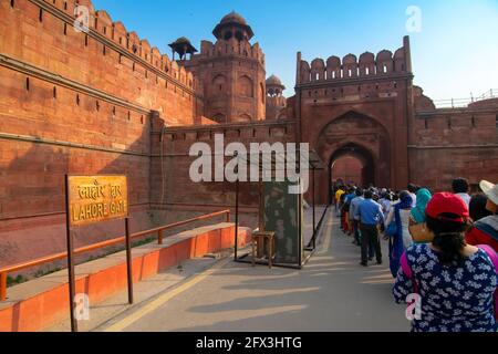 NEW DELHI, INDE - 28 OCTOBRE 2018 : porte de Lahore de Red fort, un fort historique de Delhi, Inde. Les empereurs de Mughal vivaient ici. Patrimoine mondial de l'UNESCO Banque D'Images