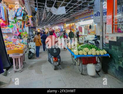 Haridwar, Garhwal, Inde - 3 novembre 2018 : rue animée vue intérieure de Motibazar la nuit, un célèbre marché pour les touristes visitant Haridwar. Banque D'Images