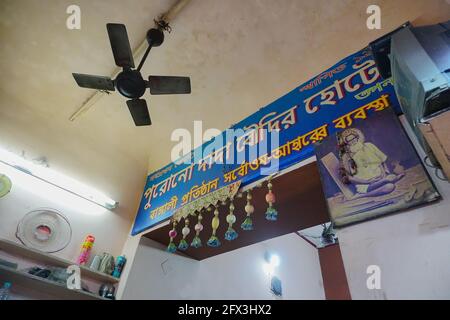 Haridwar, Garhwal, Inde - 3 novembre 2018 : célèbre hôtel Road Side, Dada Boudir écrit en Bengali. Divers aliments bengalis sont servis ici. À Banque D'Images