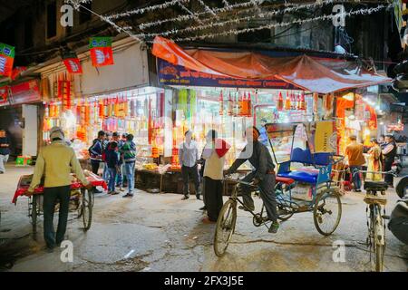 Haridwar, Garhwal, Inde - 3 novembre 2018 : rue animée, image nocturne de Motibazar, un célèbre marché pour les touristes visitant Haridwar. Banque D'Images