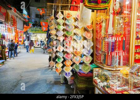 Haridwar, Garhwal, Inde - 3 novembre 2018 : marchandise jaune à vendre. À Motibazar, un célèbre marché pour touristes visiti Banque D'Images