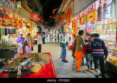 Haridwar, Garhwal, Inde - 3 novembre 2018 : acheteurs dans les boutiques, image nocturne de Motibazar, un célèbre marché pour les touristes visitant Haridwar. Banque D'Images