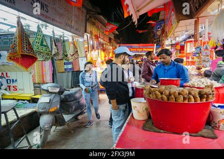 Haridwar, Garhwal, Inde - 3 novembre 2018 : vente de nourriture de rue. Image nocturne de Motibazar, un célèbre marché pour les touristes visitant Haridwar. Banque D'Images