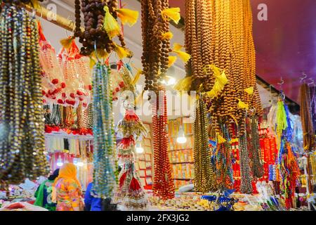 Haridwar, Garhwal, Inde - 3 novembre 2018 : décorations à vendre. Image nocturne de Motibazar, un célèbre marché pour les touristes visitant Haridwar. Banque D'Images