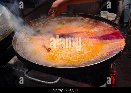 Le curry de poulet épicé est préparé avec de la chaleur le soir pour la vente comme nourriture de rue dans le marché d'Old Delhi. L'endroit est très célèbre pour les non indiens épicés Banque D'Images