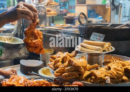 Poulet au beurre tandoori épicé rôti, préparé à la vente le soir comme nourriture de rue dans le marché de la vieille Delhi. Il est célèbre pour les non végétariens indiens épicés Banque D'Images