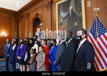 Washington, États-Unis. 25 mai 2021. Nancy Pelosi (C), présidente de la Chambre, D-CA, et Karen Bass (4e R), D-CA, représentante, pose avec des membres de la famille de George Floyd dans la salle Rayburn du Capitole des États-Unis à Washington, DC, le 25 mai 2021. (Photo de MANDEL NGAN/Pool/Sipa USA) crédit: SIPA USA/Alay Live News Banque D'Images