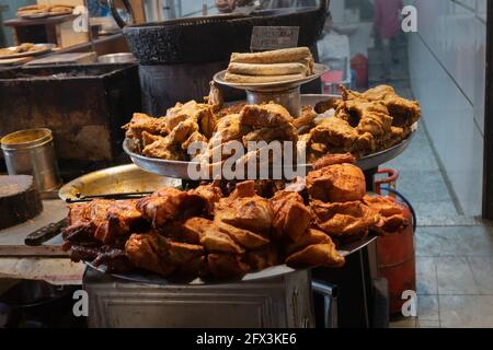 Poulet au beurre tandoori épicé rôti, préparé à la vente le soir comme nourriture de rue dans le marché de la vieille Delhi. Il est célèbre pour les non végétariens indiens épicés Banque D'Images