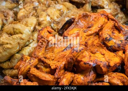 Poulet au beurre tandoori épicé rôti, préparé à la vente le soir comme nourriture de rue dans le marché de la vieille Delhi. Il est célèbre pour les non végétariens indiens épicés Banque D'Images