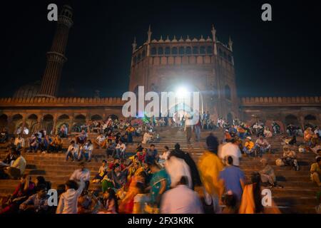 NEW DELHI, INDE - OCTOBRE 28 2018 : la mosquée Masjid-i Jahan-Numa, qui signifie la Mosquée du monde réfléchissant, communément connue sous le nom de Masjid de Jama de Delhi, est une o Banque D'Images