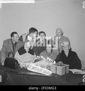 Miss World Rina Lodders de retour avec le prix et le globe argenté, 10 novembre 1962, Miss, pays-Bas, agence de presse du xxe siècle photo, nouvelles à retenir, documentaire, photographie historique 1945-1990, histoires visuelles, L'histoire humaine du XXe siècle, immortaliser des moments dans le temps Banque D'Images