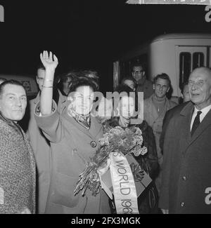 Miss World Rina Lodders de retour avec le prix et le globe argenté, 10 novembre 1962, Miss, pays-Bas, agence de presse du xxe siècle photo, nouvelles à retenir, documentaire, photographie historique 1945-1990, histoires visuelles, L'histoire humaine du XXe siècle, immortaliser des moments dans le temps Banque D'Images