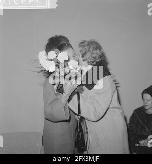 Miss World Rina Lodders rentre chez elle avec le prix et le globe argenté, Rina et sa mère, 10 novembre 1962, Miss, pays-Bas, agence de presse du xxe siècle photo, nouvelles à retenir, documentaire, photographie historique 1945-1990, histoires visuelles, L'histoire humaine du XXe siècle, immortaliser des moments dans le temps Banque D'Images