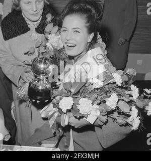 Miss World Rina Lodders à nouveau avec le prix et le globe argenté, 10 novembre 1962, Miss, pays-Bas, agence de presse du xxe siècle photo, nouvelles à retenir, documentaire, photographie historique 1945-1990, histoires visuelles, L'histoire humaine du XXe siècle, immortaliser des moments dans le temps Banque D'Images