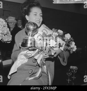 Miss World Rina Lodders à nouveau avec le prix et le globe argenté, 10 novembre 1962, Miss, pays-Bas, agence de presse du xxe siècle photo, nouvelles à retenir, documentaire, photographie historique 1945-1990, histoires visuelles, L'histoire humaine du XXe siècle, immortaliser des moments dans le temps Banque D'Images