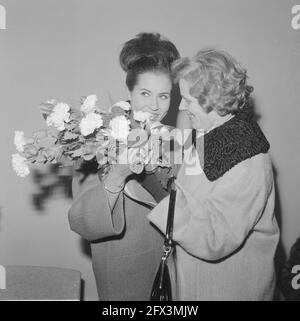 Miss World Rina Lodders rentre chez elle avec le prix et le globe argenté, Rina et sa mère, 10 novembre 1962, Miss, pays-Bas, agence de presse du xxe siècle photo, nouvelles à retenir, documentaire, photographie historique 1945-1990, histoires visuelles, L'histoire humaine du XXe siècle, immortaliser des moments dans le temps Banque D'Images