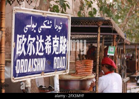 Panneau portant le nom de la rue principale du marché alimentaire de Kashgar, Chine 2019 Banque D'Images