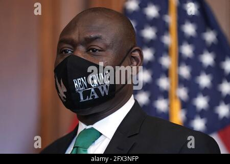 Le procureur Benjamin Crump est vu comme la Présidente Nancy Pelosi (D-Calif.), les Démocrates de la Chambre et les membres de la famille de feu George Floyd tiennent une séance photo avant leur réunion au Capitole des États-Unis à Washington, D.C., pour marquer l'année qui a suivi son meurtre le mardi 25 mai 2021. Photo de Greg Nash/Pool/ABACAPRESS.COM Banque D'Images