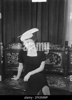 Lydia Dickman Fashion show dans pays Bas à Amsterdam, 28 septembre 1950, mode, défilés de mode, Pays-Bas, Agence de presse du XXe siècle photo, nouvelles à retenir, documentaire, photographie historique 1945-1990, histoires visuelles, L'histoire humaine du XXe siècle, immortaliser des moments dans le temps Banque D'Images