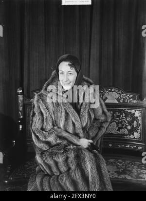 Lydia Dickman Fashion show dans pays Bas à Amsterdam, 28 septembre 1950, mode, défilés de mode, Pays-Bas, Agence de presse du XXe siècle photo, nouvelles à retenir, documentaire, photographie historique 1945-1990, histoires visuelles, L'histoire humaine du XXe siècle, immortaliser des moments dans le temps Banque D'Images