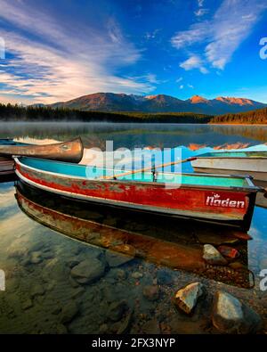 Lever du soleil au-dessus du lac Patricia, parc national Jasper, Alberta, Canada Banque D'Images