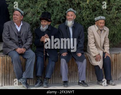 4 Uighour vieux hommes à l'extérieur de la mosquée ID Kah .Kashgar, Xingiang, Chine 2019 Banque D'Images