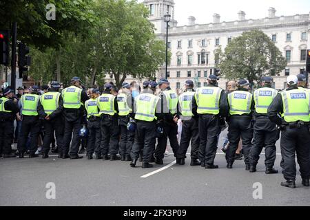 la photo montre: DEMO EDL Trafalgar Square. Est entré en contact avec la petite marche de Black Lives Matter écrasée par des bouteilles de police jetées Photo par Gavi Banque D'Images