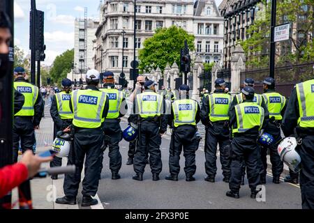 la photo montre: DEMO EDL Trafalgar Square. Est entré en contact avec la petite marche de Black Lives Matter écrasée par des bouteilles de police jetées Photo par Gavi Banque D'Images