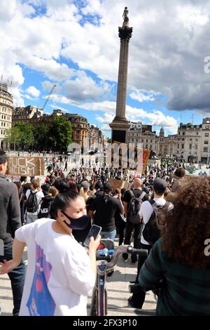 la photo montre: DEMO EDL Trafalgar Square. Est entré en contact avec la petite marche de Black Lives Matter écrasée par des bouteilles de police jetées Photo par Gavi Banque D'Images