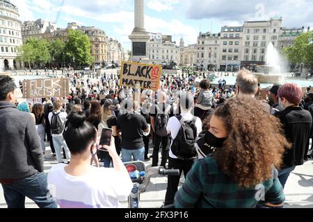 la photo montre: DEMO EDL Trafalgar Square. Est entré en contact avec la petite marche de Black Lives Matter écrasée par des bouteilles de police jetées Photo par Gavi Banque D'Images