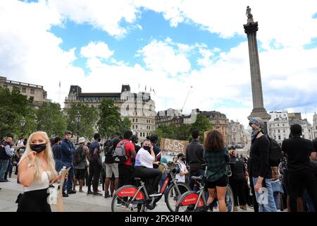 la photo montre: DEMO EDL Trafalgar Square. Est entré en contact avec la petite marche de Black Lives Matter écrasée par des bouteilles de police jetées Photo par Gavi Banque D'Images