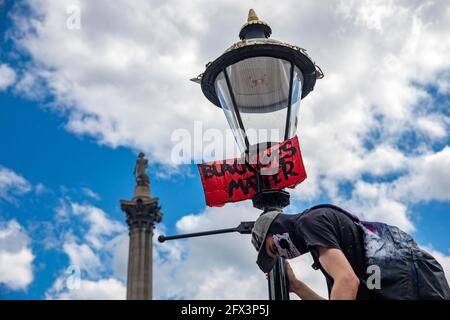 la photo montre: DEMO EDL Trafalgar Square. Est entré en contact avec la petite marche de Black Lives Matter écrasée par des bouteilles de police jetées Photo par Gavi Banque D'Images