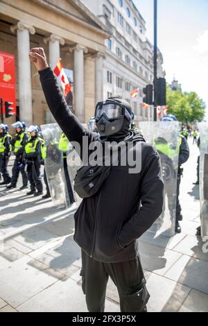 la photo montre: DEMO EDL Trafalgar Square. Est entré en contact avec la petite marche de Black Lives Matter écrasée par des bouteilles de police jetées Photo par Gavi Banque D'Images