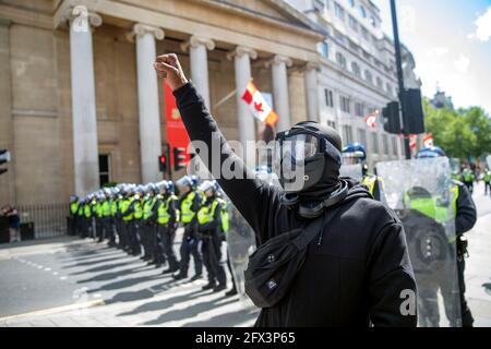 la photo montre: DEMO EDL Trafalgar Square. Est entré en contact avec la petite marche de Black Lives Matter écrasée par des bouteilles de police jetées Photo par Gavi Banque D'Images