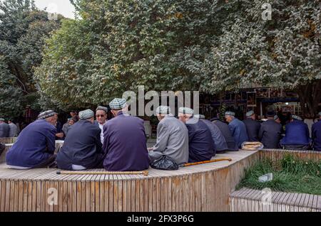 Groupe Uighour vieux hommes à l'extérieur de la mosquée ID Kah .Kashgar, Xingiang, Chine 2019 Banque D'Images