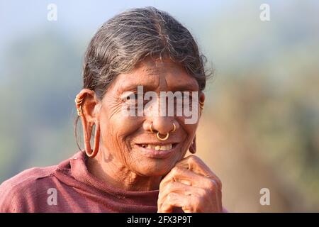 LANJIA SAORA TRIBE - Tribal Woman gros plan. Ces gens tribaux considèrent que plus les trous d'oreille dans les membres féminins sont longs, plus ils ont beau Banque D'Images