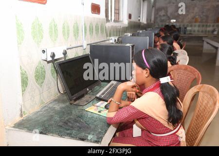 LANJIA SAORA TRIBE - Lanjia Saora jeunes filles utilisant l'ordinateur dans la salle de classe à l'école d'éducation du village de Keraba. Les étudiants portent leur Banque D'Images