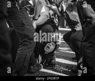 Un manifestant est arrêté par la police à Londres lors des manifestations de la Black Lives en 2020 Banque D'Images